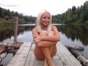 amateur pic 1415106845_krasivaya-blondinka-poziruet-goloy-vozle-pruda-5