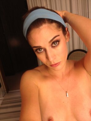 amateur pic Lizzy Caplan (10)