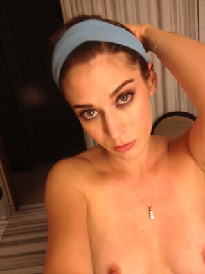 amateur pic Lizzy Caplan (22)