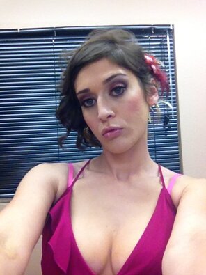 amateur pic Lizzy Caplan (37)