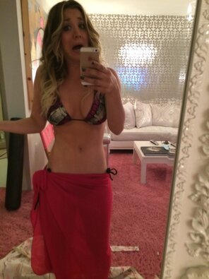 amateur pic Kaley Cuoco (7)