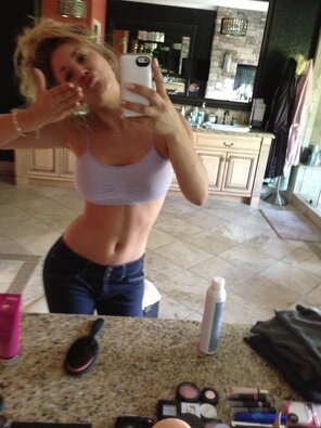 amateur pic Kaley Cuoco (16)