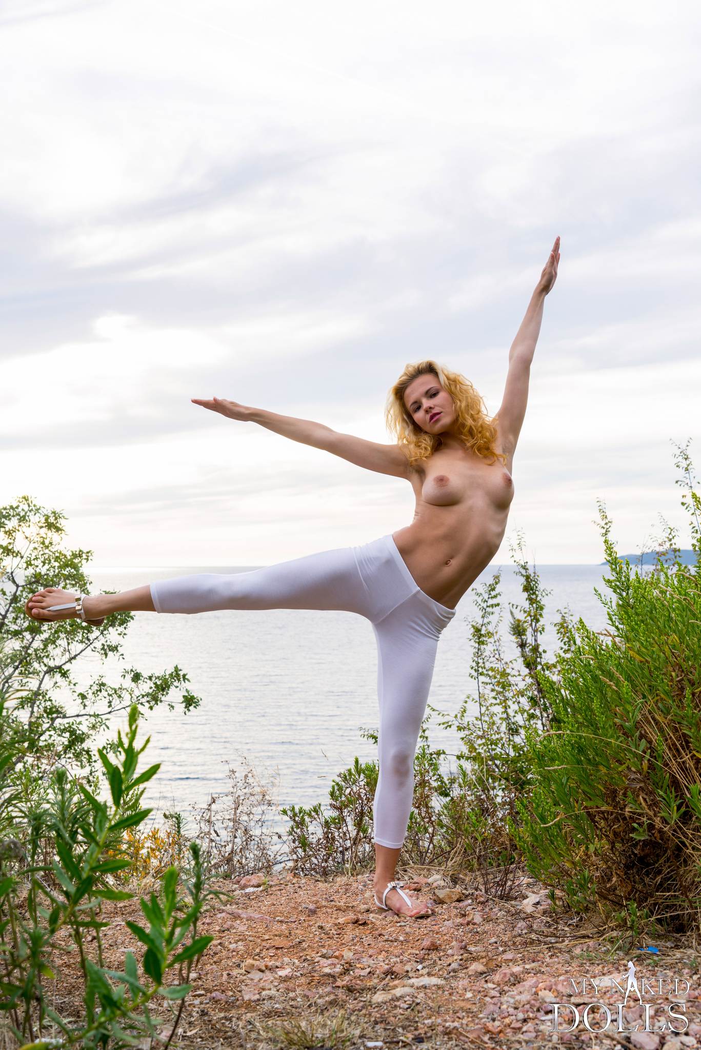 amateur photo What's-under-the-yoga-pants-2_Ariel_027