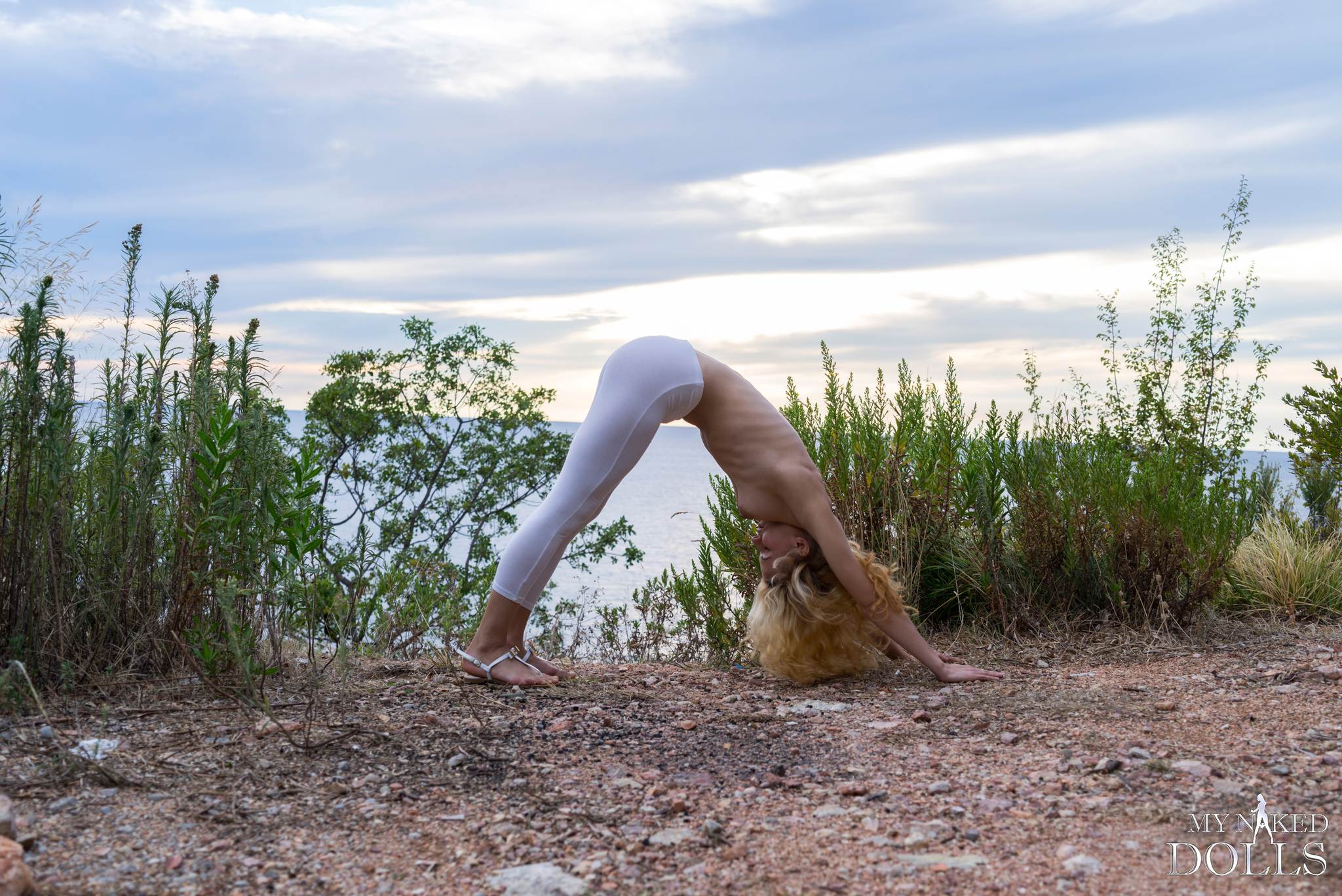 amateur photo What's-under-the-yoga-pants-2_Ariel_038