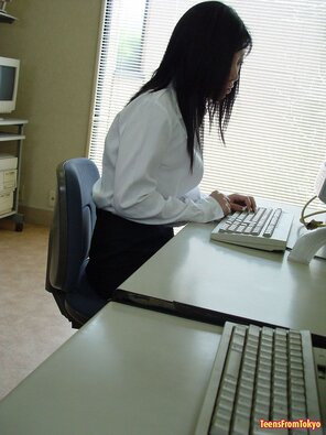 amateur pic girls in office_03542