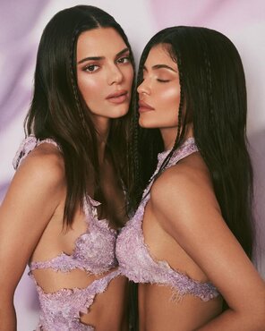 amateur pic kendall_and_kylie_jenner_modeling_photoshoot_set_leaked-CPIVBO