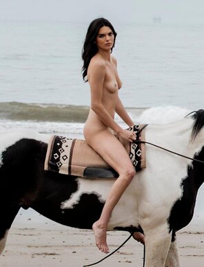 amateur pic kendall_jenner_nude_horse_riding_set_leaked-YFRPVS