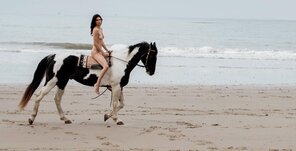 amateur pic kendall_jenner_nude_horse_riding_set_leaked-QSEEAH