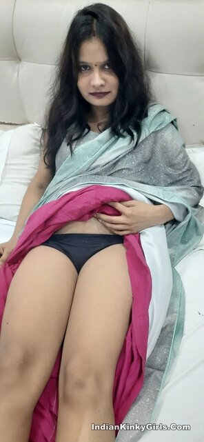 amateur pic Hot-Indian-Wife-In-Saree-Fully-Nude-Strip-On-Bed_003