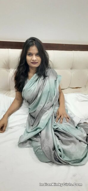 amateur pic Hot-Indian-Wife-In-Saree-Fully-Nude-Strip-On-Bed