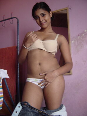 amateur pic Hot-teen-showing-her-sexy-body-in-bra-and-panty