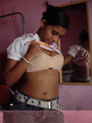 amateur pic Hot-teen-showing-her-bra-and-navel