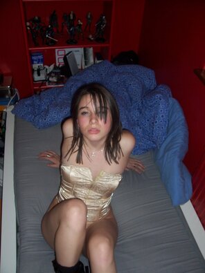 amateur pic UK Amateur Hannah 078 - Gold Corset