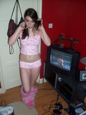 amateur pic Hannah UK British Teen Amateur Picture Collection - UK Amateur Hannah - HQ Pink Outfit 01