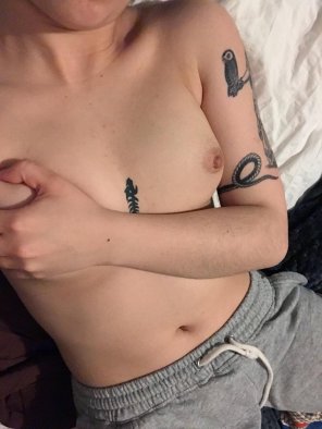 [f] topless in sweats ðŸ’‹