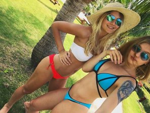 amateur photo 2 girls in bikinis