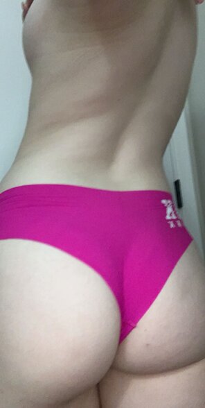 eye-catching pink [f]