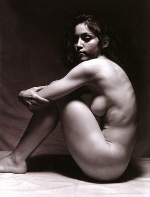 amateur pic Madonna-nue-assise