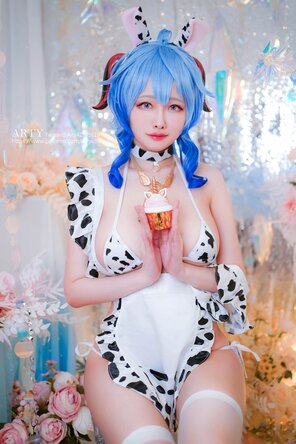 amateur pic Arty-Huang-Ganyu-Cow-5