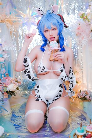 amateur pic Arty-Huang-Ganyu-Cow-9