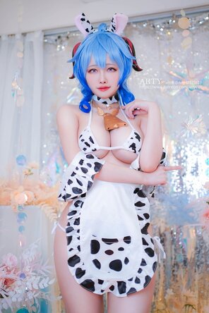 amateur pic Arty-Huang-Ganyu-Cow-12