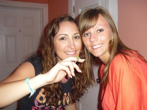 Pretty girls vacationing in Cuba showing off a lizard