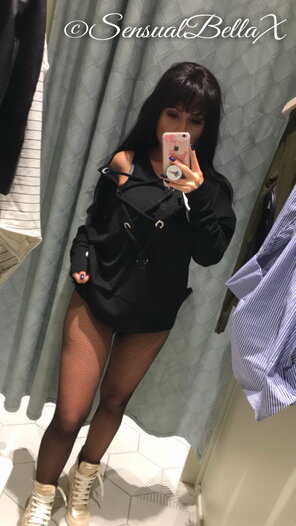 amateur photo In the fitting room, should I buy it ?