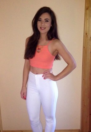 amateur pic PictureWe know why girls wear white trousers