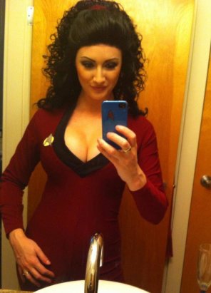 Tremendous Deanna Troi cosplay