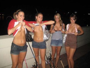 amateur pic Twins and 2 friends all flashing