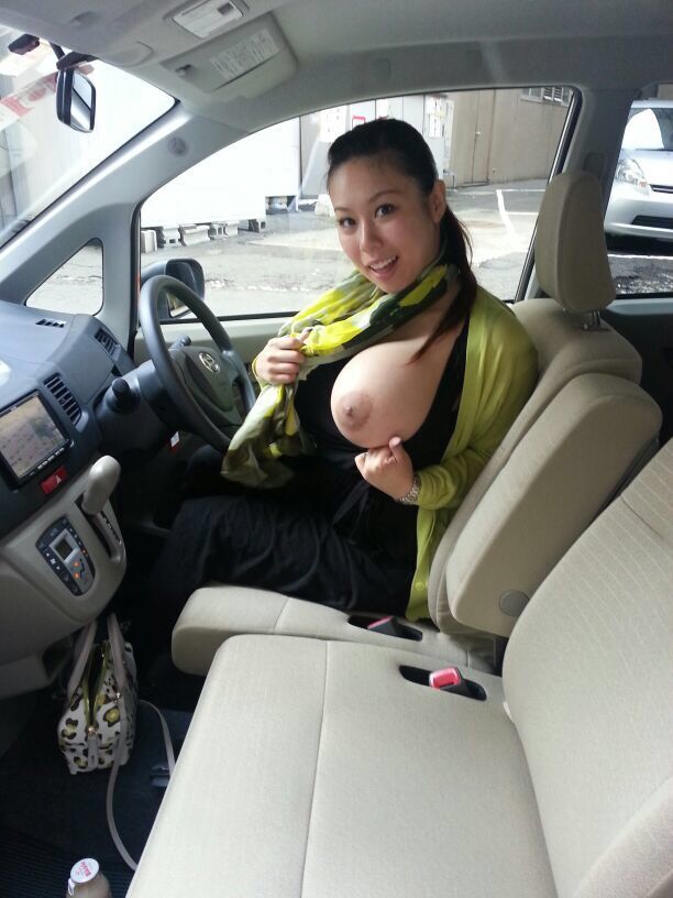 One huge titty in her car. 