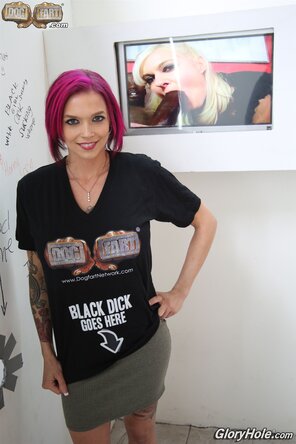 amateur pic ANNA BELL PEAKS PIC173 GLORYHOLE