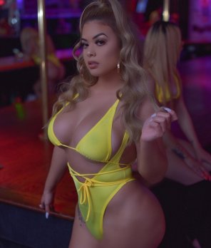 amateur pic Stephanie Lopez in yellow