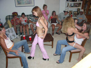 amateur pic stripper-party-12335952251262135264-600x449
