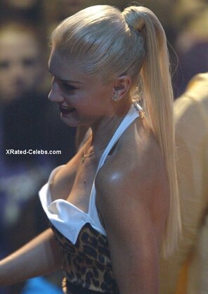 amateur pic Gwen Stefani nude nip slip 001