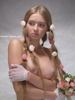 amateur pic Julia Kova nude tits 004