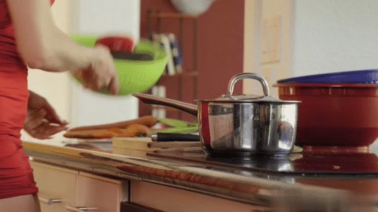 8221878-cozinhando-e-fudendo-3k.gif