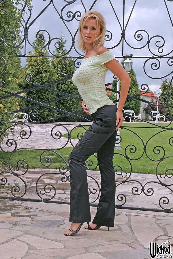 novice photo Dasha_beautiful_gate_pose (103)