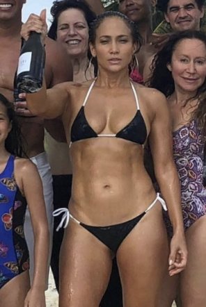 amateur pic 49 year old Jennifer Lopez