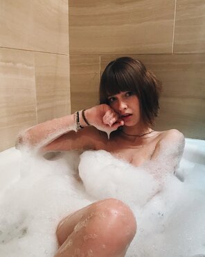amateur photo Beautiful babe in a big bubbly bath