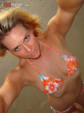 amateur photo jezzabelle-seaside-bikini-blonde-naked-pussy-beach-ishotmyself-01-800x1067
