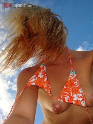 amateur photo jezzabelle-seaside-bikini-blonde-naked-pussy-beach-ishotmyself-05-800x1067