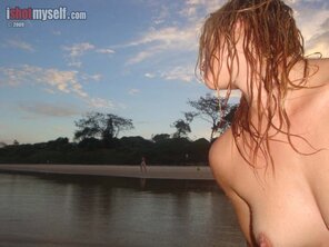 jezzabelle-seaside-bikini-blonde-naked-pussy-beach-ishotmyself-49-800x600