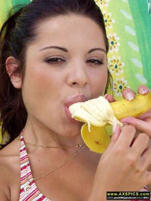amateur pic sexy girlfriend eating a bannana