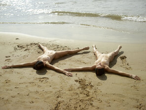 amateur pic julietta-and-magdalena-beach-contortions-01-10000px