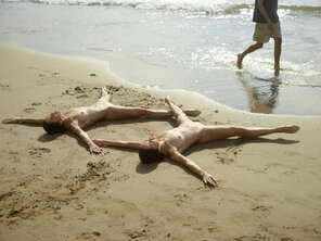 amateur pic julietta-and-magdalena-beach-contortions-02-10000px