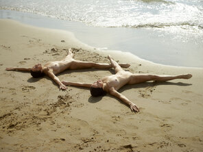 amateur pic julietta-and-magdalena-beach-contortions-03-10000px