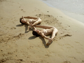 julietta-and-magdalena-beach-contortions-04-10000px