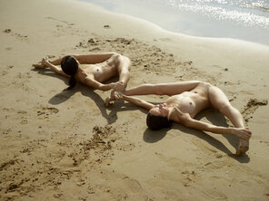 julietta-and-magdalena-beach-contortions-08-10000px