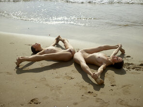 amateur pic julietta-and-magdalena-beach-contortions-10-10000px